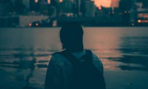 身上起了一片包 那个包上都有个眼-专业身上长一个包很痒怎么回事平台-身上长成片的包